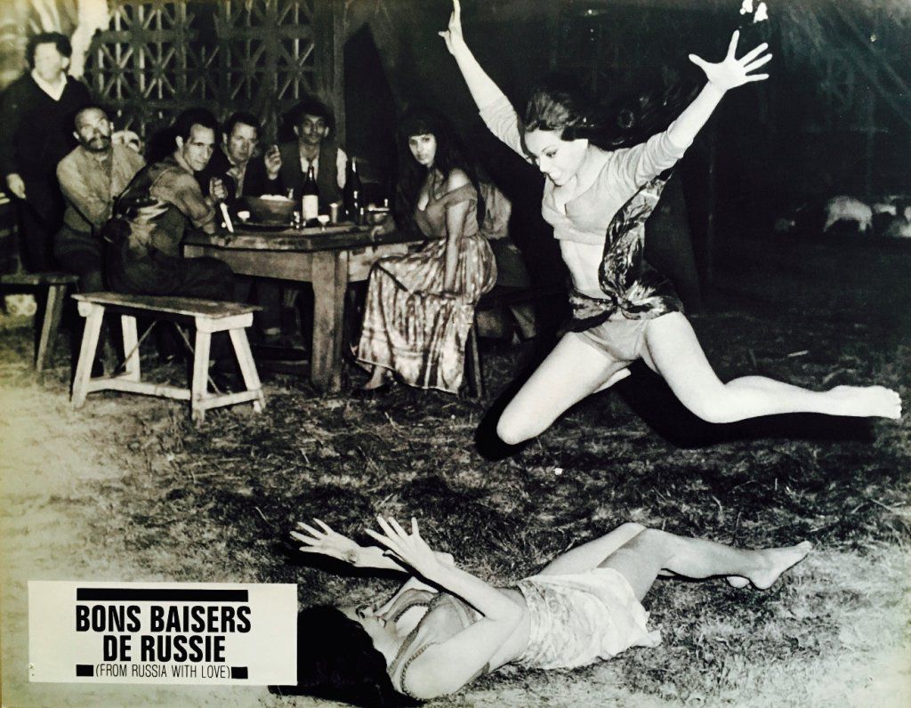 Photo d'exploitation de la scène de baston dans le camp Tsigane dans Bons baisers de Russie ( 1965 )