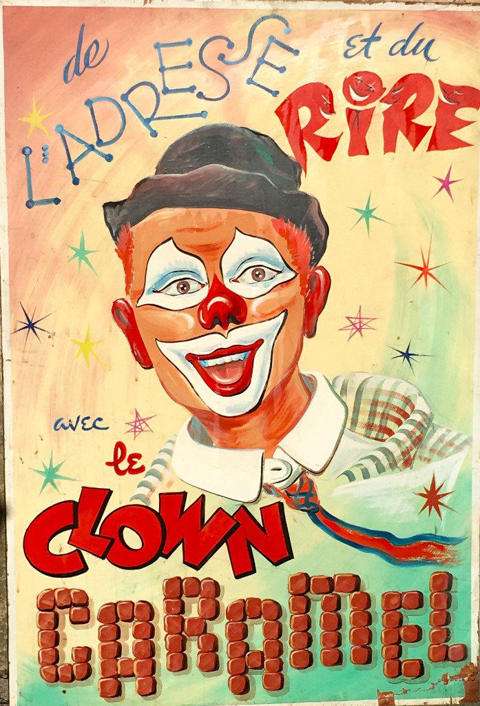 Un panneau peint à la main et trimballé depuis les années 50 de fêtes de village en écoles pour Loupiots par le clown Caramel ( René Larralde sculpteur à ses heures originaire du Pays Basque )