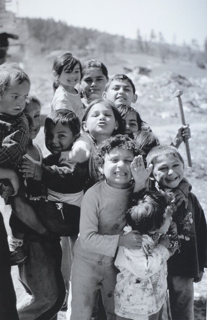 Des gamins Rom d'un village isolé en Tchèquie photographié par le cinéaste André Bonzel lors de repérages pour un film.