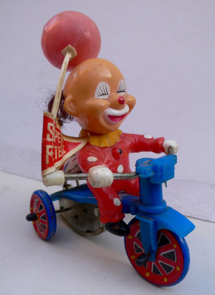 Petit clown à clef sur son tricycle. Jouet années 1970.
